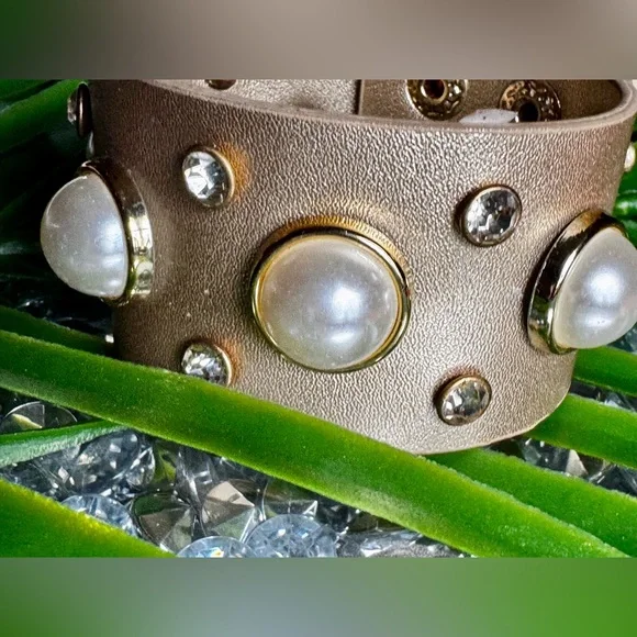 Elegant Gold and Pearl Studded Bracelet - Picture 3 of 7
